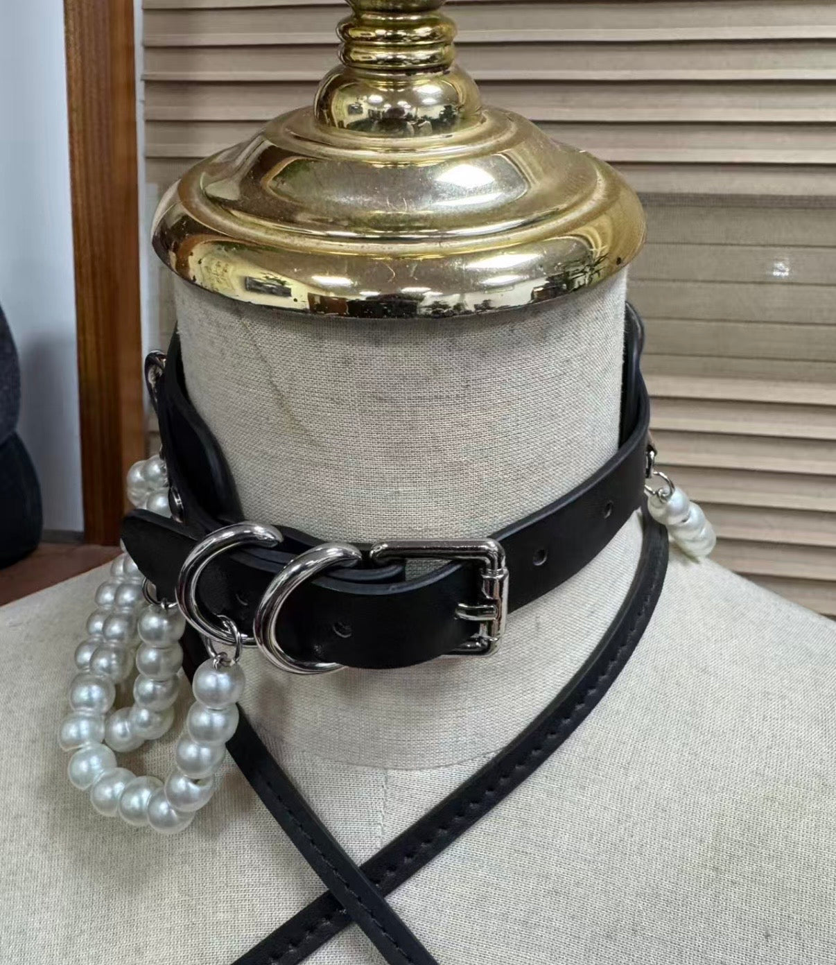 LEATHER PEARL CHOKER